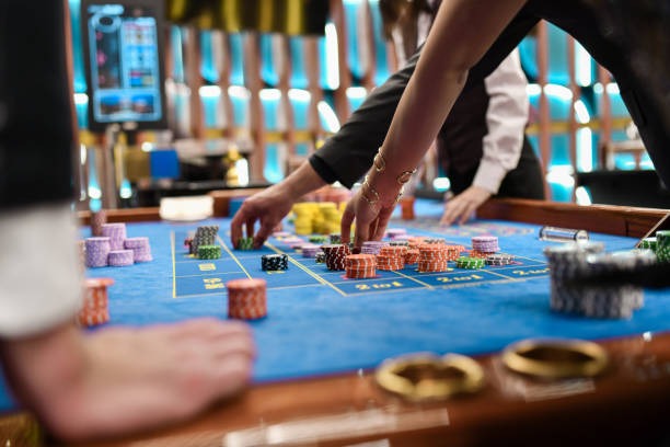 Live BandarQ dealer studio with card table and HD broadcast